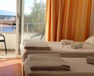 Udobna soba: bračni krevet + 2 kreveta samca, balkon sa pogledom na more