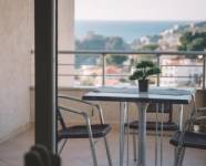 Cetvorokrevetni studio sa kuhinjom, balkonom i djelimicnim pogledom na more