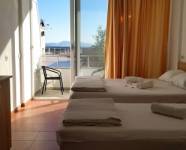 Udobna soba: bračni krevet + 2 kreveta samca, balkon sa pogledom na more