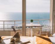 Trokrevetni studio sa kuhinjom, balkonom sa pogledom na more